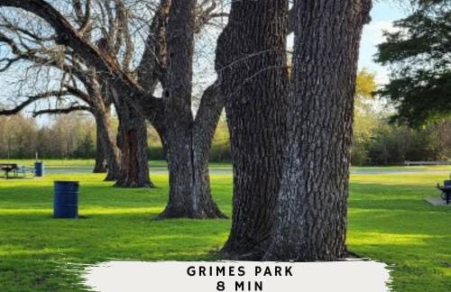 4-BD 2-BA with Backyard Pool Retreat + Game Room - Foto 50