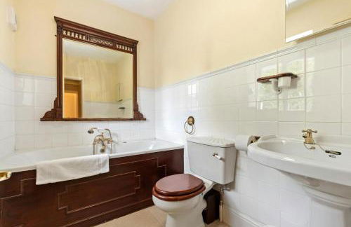 Pendre Farmhouse Llwyndafydd - Photo 18