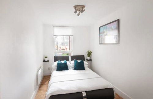 Riverside Apartments with Balcony, 1 Min Walk to Vauxhall Station - Foto 32