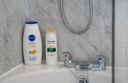 Comfortable 4 Bed Home - Free Parking & Fast WiFi - Foto 54