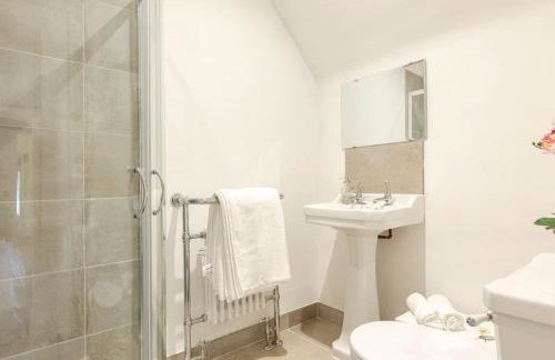 Dorney Windsor Legoland 5 Star Stay for upto 14 guests - Photo 67