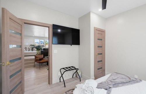 New Luxe Riverfront Home, Launch & Dock, Gamerooms - Foto 17