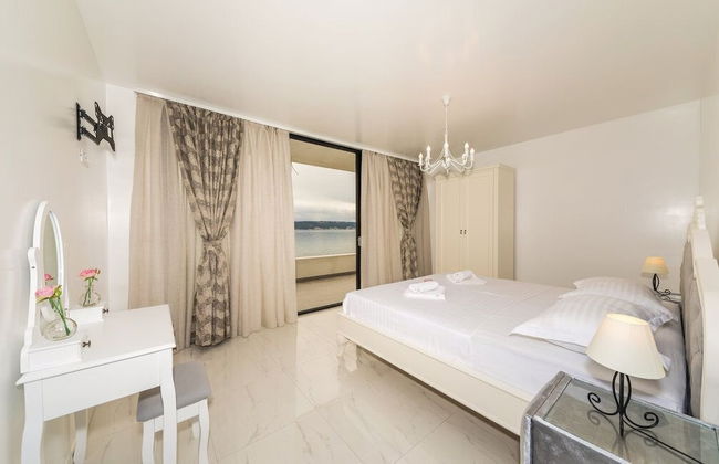 Beachfront Villa Baronessa with Pool - Photo 8