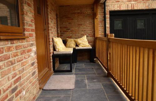 New Bury Cottage near Goodwood - Photo 14