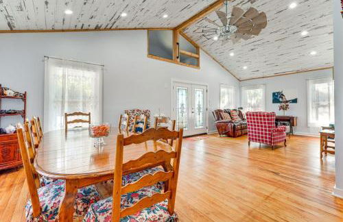 Walk to Downtown Shops and BBQ Home with Fenced Yard - Foto 7