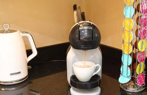 Spacious Dewsbury Home, 8 beds, sleeps 10, Free Parking and Wifi, 3 TVs, Close to motorways - Foto 24