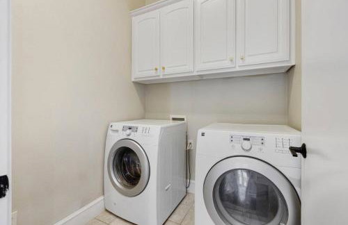 Luxury Oak Lawn Home | Game Room, Parking, Balcony - Foto 25