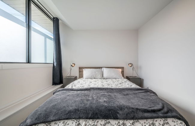 Modern Contemporary 2 Bedroom Suite - Photo 2