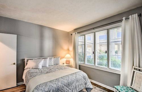 Views, Pools and Marina Lake Keowee Condo! - Foto 11