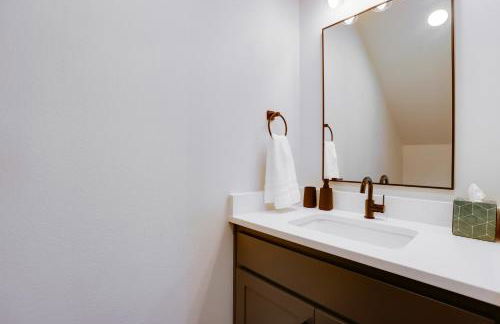 Less Than 1 Mi to Texas AandM Group Getaway with Balcony! - Photo 12