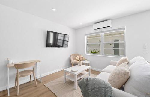 M Lake Worth Beach - Modern Villas Near West Palm Beach, Chic Retro Vibes, King Bed, Cozy Backyard, BBQ, Workspace, High-Speed Internet, Free Parking, 5 Minutes to Downtown & Beach - Foto 45