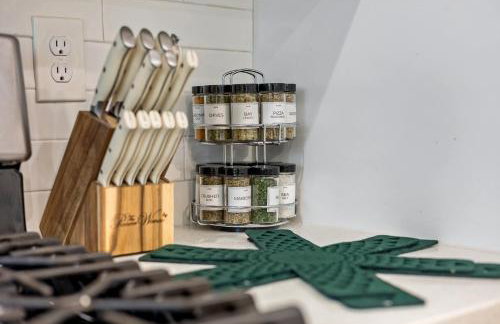 Charming Escape with Hot Tub & Fire Pit Winter Haven! - Foto 25