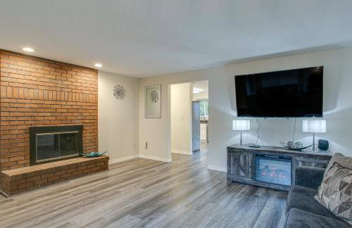 Modern Puyallup Townhome with Backyard and Fireplace - Foto 6