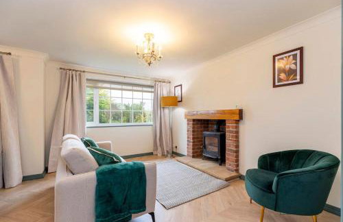 Hot Tub Free Parking 5 Bedroom Large Space - Photo 3