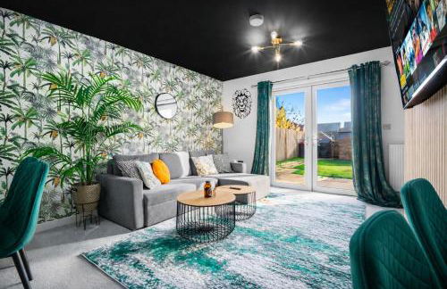 2 Bedroom House with 4 Beds, 3 Doubles & 1 Single - In Salford, 10 mins Uber from Manchester City Centre - Located in Salford close to Old Trafford, Manchester united, Trafford Park, Salford Quays & more! With Garden & Parking - By MAEVELA Manchester - Foto 1