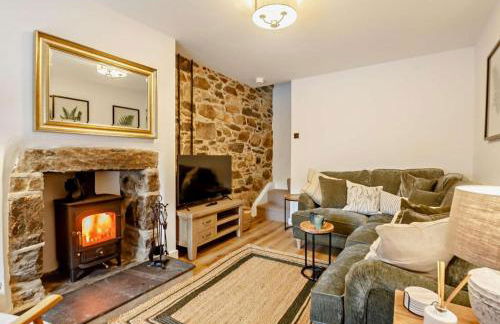 Ty Fin Cottage with Hot Tub - Photo 4