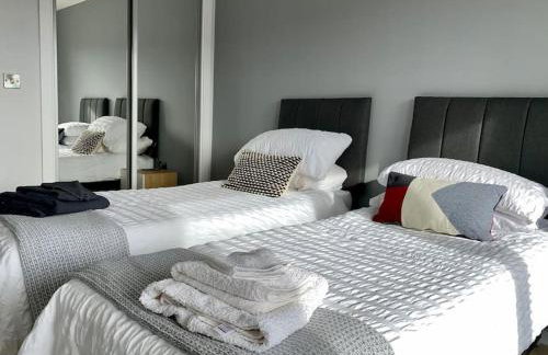 Luxury apartment close to Theatre, Barbican & Hoe 2 kings or 4 single beds secure covered parking - Foto 12