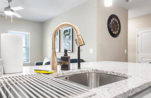 Luxe 1BR/1BA: Dive, Rest, Explore. Book Now! - Foto 25