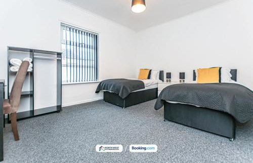 Wigan Work-Ready 3BR House Sleeps 6 Guests - Photo 8