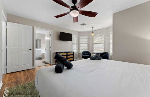 Luxurious Home with Huge Pool - Photo 33