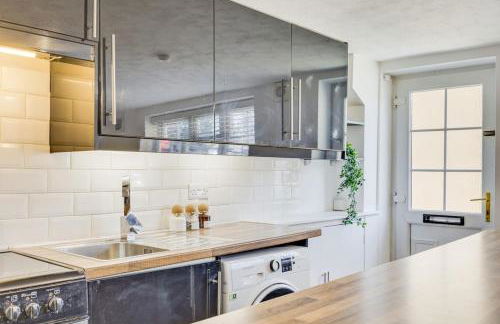 Cozy Riverside Cottage in Hertford Town with Parking - Foto 12