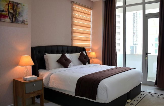 President Waves - Photo 6