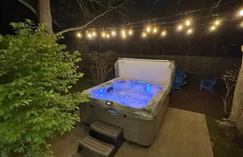 The Sawyer Hideaway - 3BR 2B with Hot Tub & Fire Pit - 5 mins to beach - Photo 1