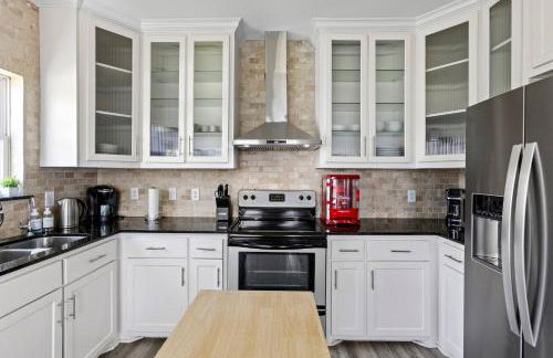 Palms & Pelicans - Photo 10