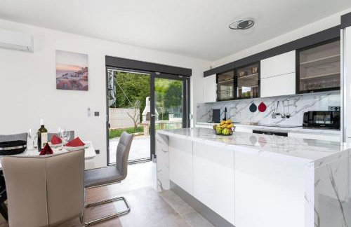 Villa Lavanda -semi-detached villa with a pool and a panoramic view, close to a sandy beach- by TRAVELER tourist agency Krk - Foto 16