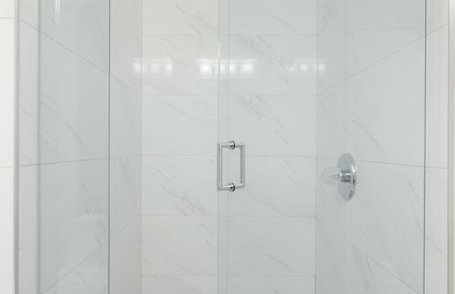 Stylish 1 BR Suite in North Vancouver 10 Mins ski - Photo 11