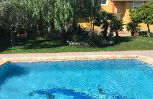 Chalet con gran jardin y piscina privada - Foto 1