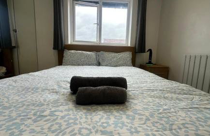 3-Bed Family Home in Furzton, Near Lake & Parking - Photo 3