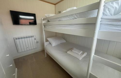 Beautifully appointed 2 storey chalet with access to outdoor swimming pool - 5 minute stroll to miles of sandy beach - Near to the Norfolk Broads & Great Yarmouth - Foto 14