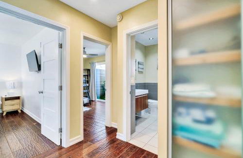 Modern Pool house with hot tub and relaxing backyard - Foto 21