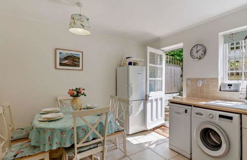 2 Bed in West Bay 77557 - Photo 6