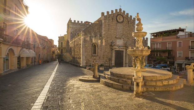 Ammirando la cattedrale di Taormina