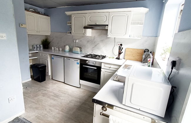 Cozy 3-Bed Family Home with Free Parking - Foto 38