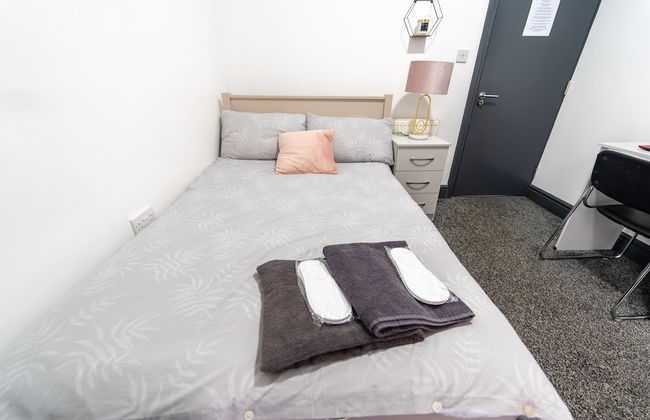Spacious Studio Near City Centre! - Photo 1