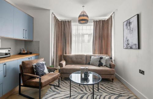 Stylish Flat I Sleeps 6 I With Parking - Photo 1