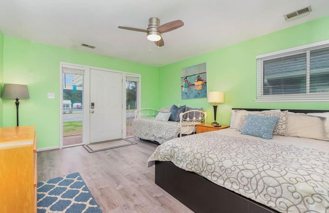 A Beach n Place - Pool Access 1 4 mi From Beach - Foto 1