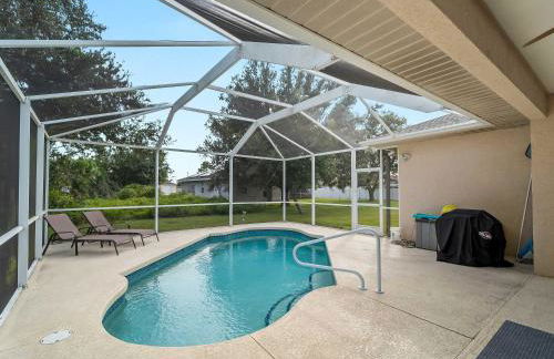 Tranquil & Spacious Family Retreat Swimming Pool - Foto 34