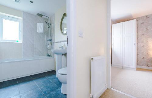 Relaxing 3 Bedroom Chester Home with garden - Photo 42