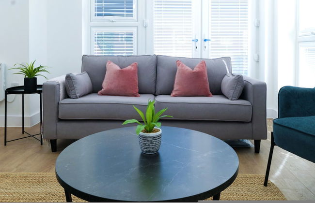 Luxury Manchester Apartment - Pink - Photo 13