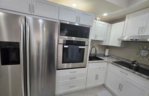 This luxury basement is the perfect getaway - Foto 28