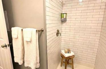 Cozy Walk up King Bed Fast Wifi - Foto 12