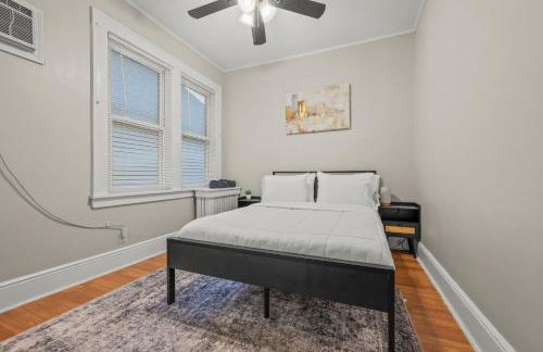 2-Story Stay with Game Lounge & Free Parking Spots - 5 mins to NYC Train - Foto 19