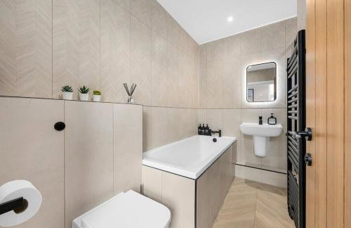 Modern 3 Bedroom house, short walk to train station and town centre, close to Manchester Airport and PLouise - Photo 14