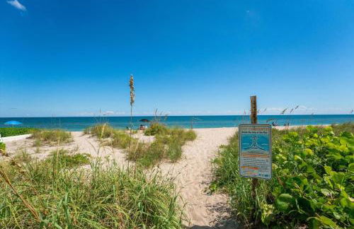 2BR Beachside Retreat with Pool - Foto 43