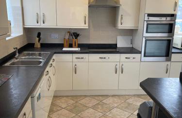 Spacious, Sleeps 18, 3 Bathrooms, Parking, Park, Mansfield - Foto 1