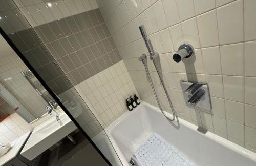 High Floor Modern 1BR Stunning Views Balcony AC Free Parking - Foto 30